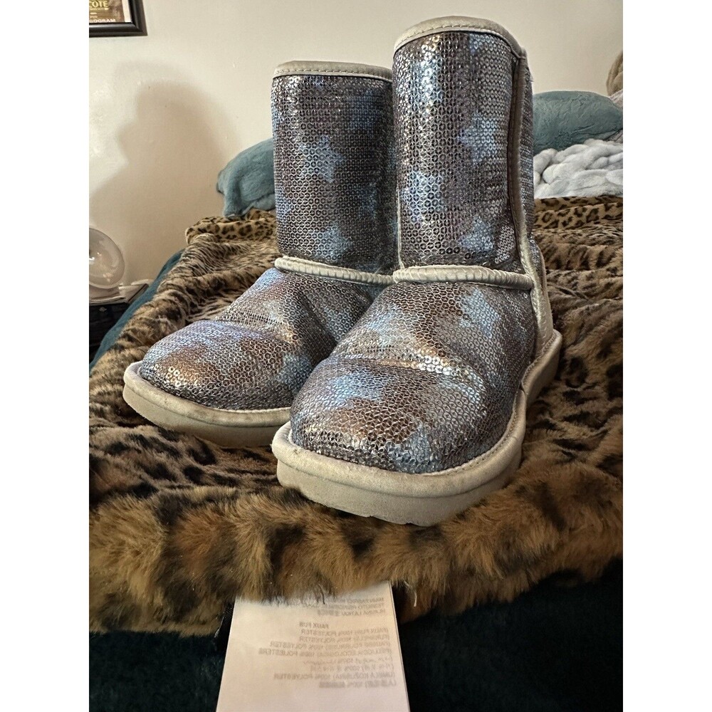 Ugg Classic Short II Sequin Star Silver Boots, sz 5